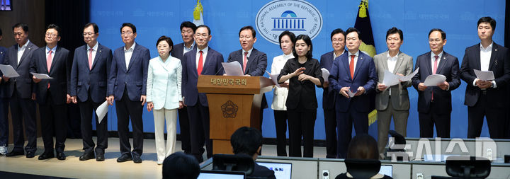 [서울=뉴시스] 고범준 기자 = 국민의힘 대구-경북 의원들이 3일 서울 여의도 국회 소통관에서 서울대 10개 만들기 관련 입장 발표 기자회견을 하고 있다. 2026.09.03. bjko@newsis.com