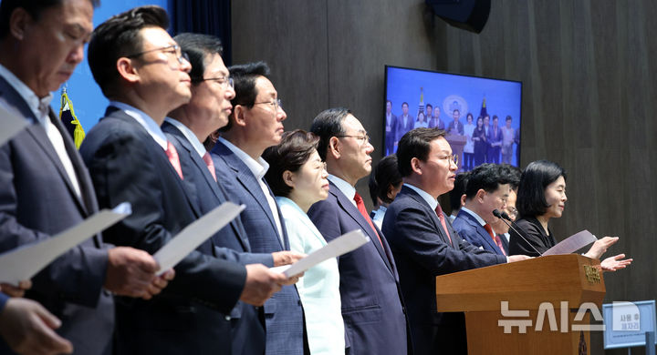 [서울=뉴시스] 고범준 기자 = 국민의힘 대구-경북 의원들이 3일 서울 여의도 국회 소통관에서 서울대 10개 만들기 관련 입장 발표 기자회견을 하고 있다. 2026.09.03. bjko@newsis.com