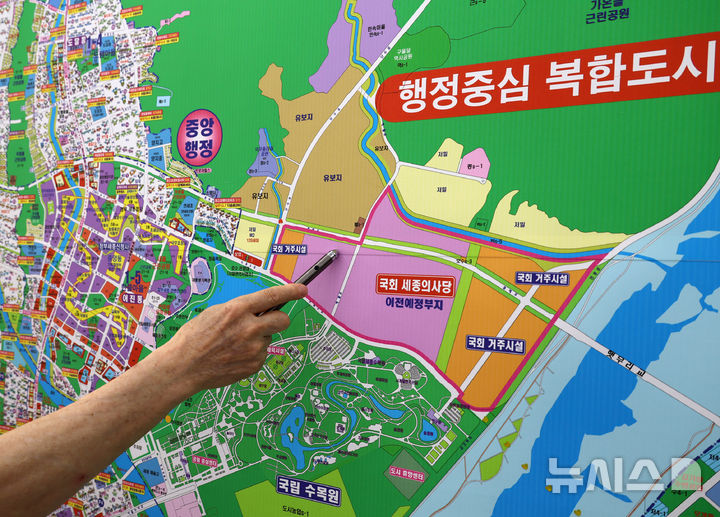 [세종=뉴시스] 배훈식 기자 = 정부가 행정, 공공기관 이전 및 공공기관 기능 개혁을 발표한 지난 3일 오후 세종시내 한 공인중개사 사무실에서 직원이 국회 세종의사당 부지를 가리키고 있다. 정부는 2027년 상반기부터 법무부, 성평등가족부 등을 우선적으로 세종시 이전을 추진하고 차질없는 대통령 세종집무실과 국회 세종의사당 완공과 검찰청(공소청·중대범죄수사청), 경찰청 등 별도의 청사가 필요한 기관의 청사 신축 이후 이전을 추진하기로 했다. 2026.09.08. dahora83@newsis.com