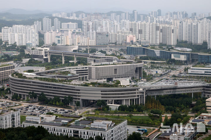 [세종=뉴시스] 배훈식 기자 = 정부가 행정, 공공기관 이전 및 공공기관 기능 개혁을 발표한 3일 오전 세종시 정부세종청사 모습. 정부는 2027년 상반기부터 법무부, 성평등가족부 등을 우선적으로 세종시 이전을 추진하고 차질없는 대통령 세종집무실과 국회 세종의사당 완공과 검찰청(공소청·중대범죄수사청), 경찰청 등 별도의 청사가 필요한 기관의 청사 신축 이후 이전을 추진하기로 했다. 2026.09.03. dahora83@newsis.com