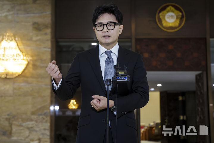 [서울=뉴시스] 정병혁 기자 = 한동훈 무소속 의원이 3일 서울 여의도 국회 로텐더홀에서 김승원 법무부장관 후보자 의혹과 관련해 백브리핑을 하고 있다. 2026.09.03. jhope@newsis.com