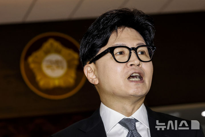 [서울=뉴시스] 정병혁 기자 = 한동훈 무소속 의원이 3일 서울 여의도 국회 로텐더홀에서 김승원 법무부장관 후보자 의혹과 관련해 백브리핑을 하고 있다. 2026.09.03. jhope@newsis.com