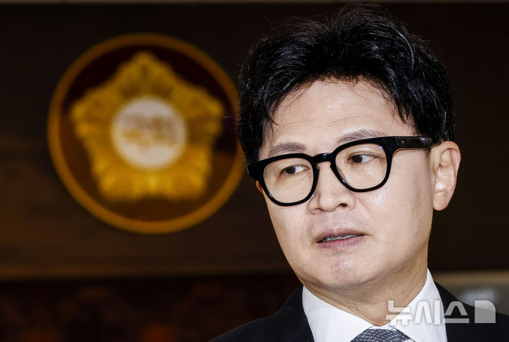 [서울=뉴시스] 정병혁 기자 = 한동훈 무소속 의원이 3일 서울 여의도 국회 로텐더홀에서 김승원 법무부장관 후보자 의혹과 관련해 백브리핑을 하고 있다. 2026.09.03. jhope@newsis.com