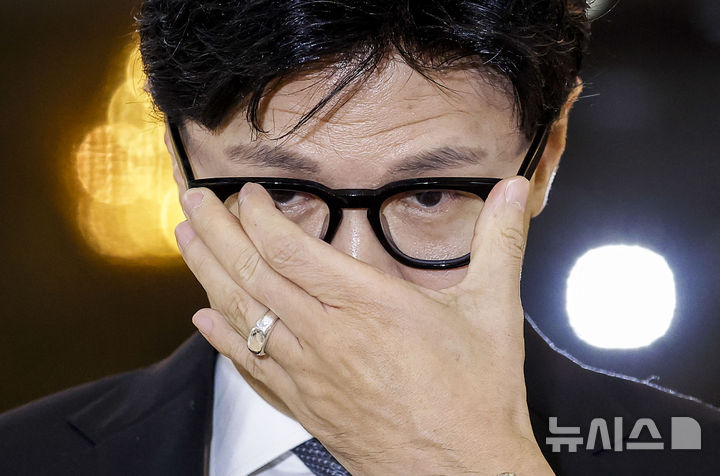 [서울=뉴시스] 정병혁 기자 = 한동훈 무소속 의원이 3일 서울 여의도 국회 로텐더홀에서 김승원 법무부장관 후보자 의혹과 관련해 백브리핑을 하고 있다. 2026.09.03. jhope@newsis.com