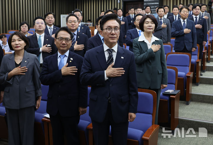 [서울=뉴시스] 최진석 기자 = 김민석 더불어민주당 대표가 지난 3일 여의도 국회에서 열린 의원총회에서 의원들과 국기에 경례하고 있다. 2026.09.03. myjs@newsis.com