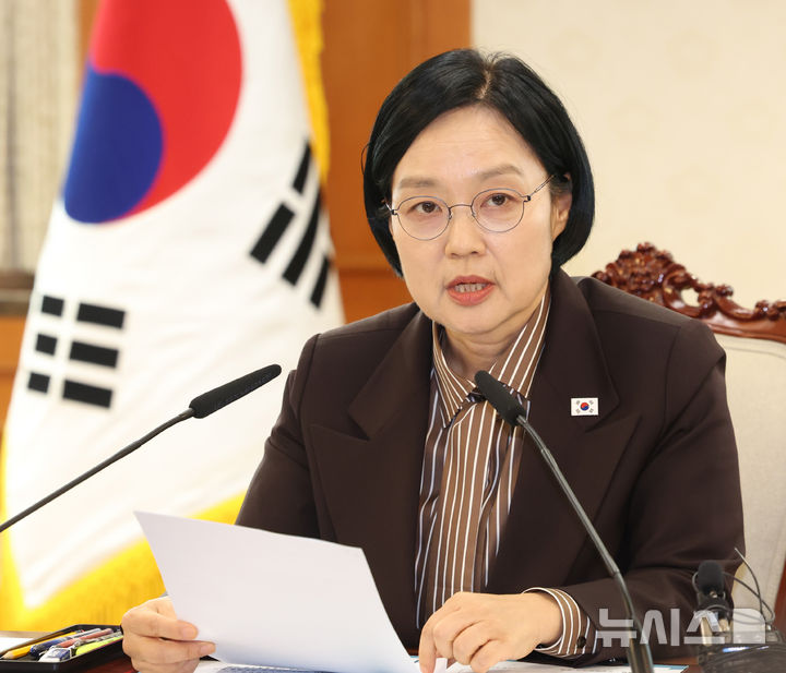 [서울=뉴시스] 조수정 기자 = 한성숙 국무총리가 3일 오후 서울 종로구 정부서울청사에서 범부처 주택 신속공급 점검회의를 주재하고 있다. 2026.09.03. chocrystal@newsis.com