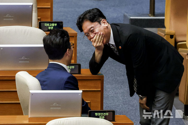 [서울=뉴시스] 정병혁 기자 = 김민석 더불어민주당 대표와 김영훈 고용노동부 장관이 3일 서울 여의도 국회에서 열린 제439회국회(정기회) 2차 본회의에 대화하고 있다. 2026.09.03. jhope@newsis.com