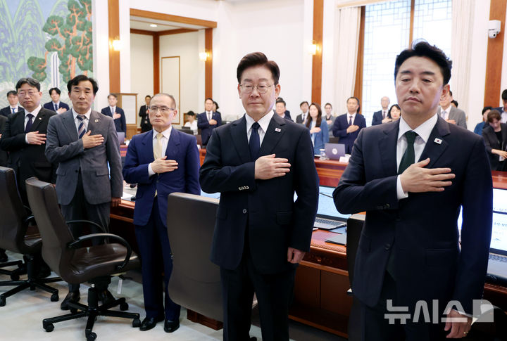 [서울=뉴시스] 조성봉 기자 = 이재명 대통령이 3일 청와대에서 열린 수석보좌관회의에서 국민의례를 하고 있다. 2026.09.03. suncho21@newsis.com