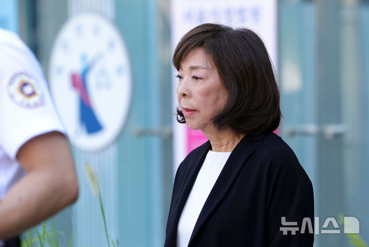 [서울=뉴시스] 홍효식 기자 = 고(故) 구본무 LG 선대회장의 부인 김영식 여사와 두 딸이 구광모 LG그룹 회장을 상대로 낸 상속회복청구 소송의 항소심이 4일 시작된다. 사진은 LG 고(故) 구본무 회장 부인 김영식 여사가 지난 3일 오후 서울 서초구 서울가정법원에서 열린 구광모 LG그룹 회장을 상대로 낸 파양청구 소송 선고가 나온 뒤 법원을 나서는 모습. 2026.09.04. yesphoto@newsis.com