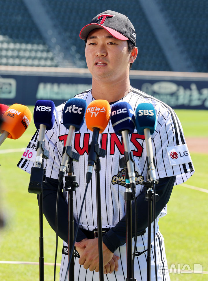 [서울=뉴시스] 박영태 기자 = 3년만에 친정팀 LG트윈스 야구단에 합류한 전 메이저리거 고우석이 3일 오후 서울 송파구 잠실야구장에서 방송 인터뷰를 하고 있다. 2026.09.03. since1999@newsis.com