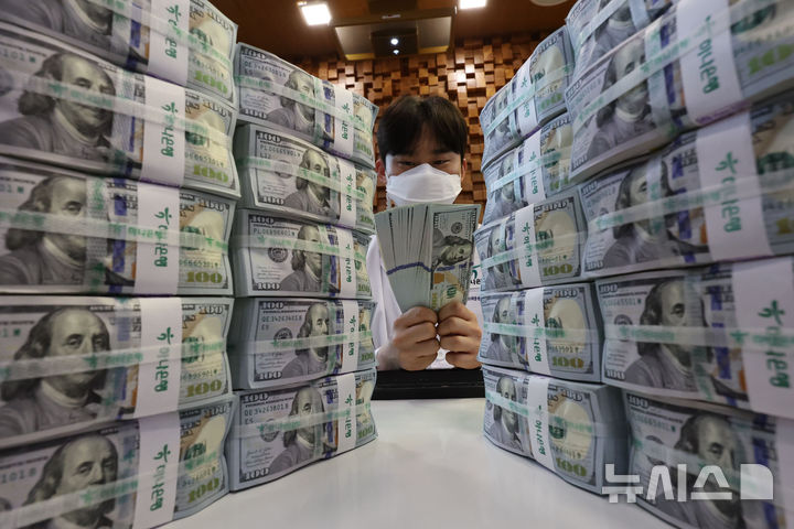 [서울=뉴시스] 미국 연방준비제도(Fed·연준)가 3년 2개월 만에 기준금리를 인상하면서 부실 기업에 자금이 묶인 '좀비 펀드'의 어려움이 더욱 커질 수 있다고 17일(현지 시간) 월스트리트저널(WSJ)이 분석했다. 사진은 지난 3일 서울 중구 하나은행 위변조대응센터에서 직원이 달러화를 정리하는 모습. (사진=뉴시스DB) 2026.09.18.