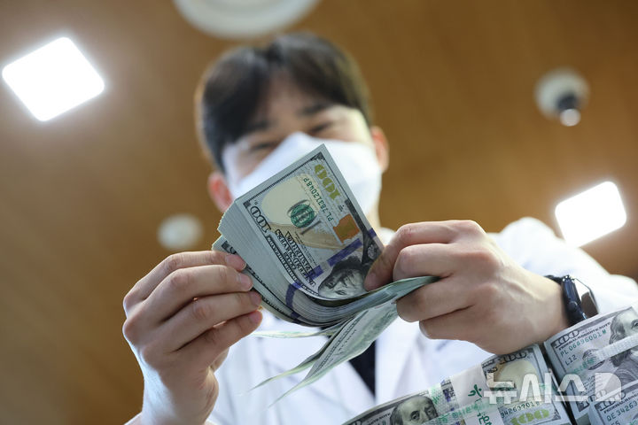 [서울=뉴시스] 권창회 기자 = 지난 3일 서울 중구 하나은행 위변조대응센터에서 직원이 달러화를 정리하고 있다. 2026.09.03. kch0523@newsis.com