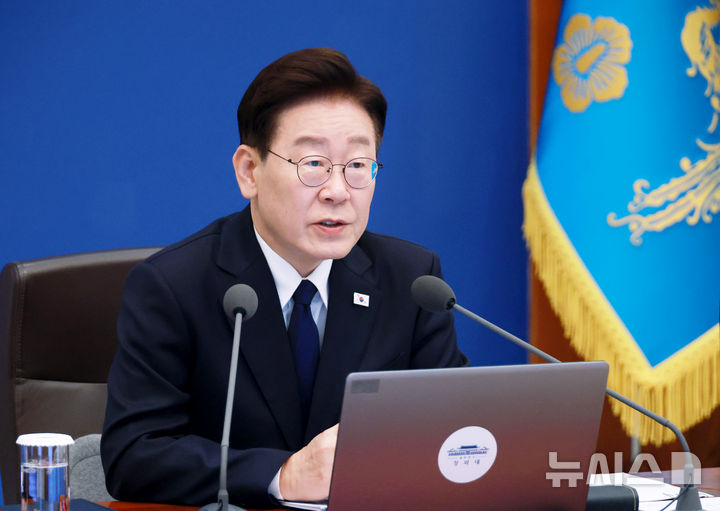 [서울=뉴시스] 조성봉 기자 = 이재명 대통령이 3일 청와대에서 열린 수석보좌관회의에서 강훈식 비서실장과 함께 자리에 앉고 있다. 2026.09.03. suncho21@newsis.com
