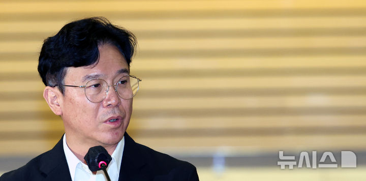 [서울=뉴시스] 박주성 기자 = 김영훈 고용노동부 장관이 지난 3일 오후 서울 영등포구 FKI 컨퍼런스센터 1층 그랜드볼룸에서 청년 일자리 기회 확대 및 고용노동현안 논의를 위한 고용노동부 장관-주요 그룹 CHO 간담회에서 인사말을 하고 있다. 2026.09.03. park7691@newsis.com