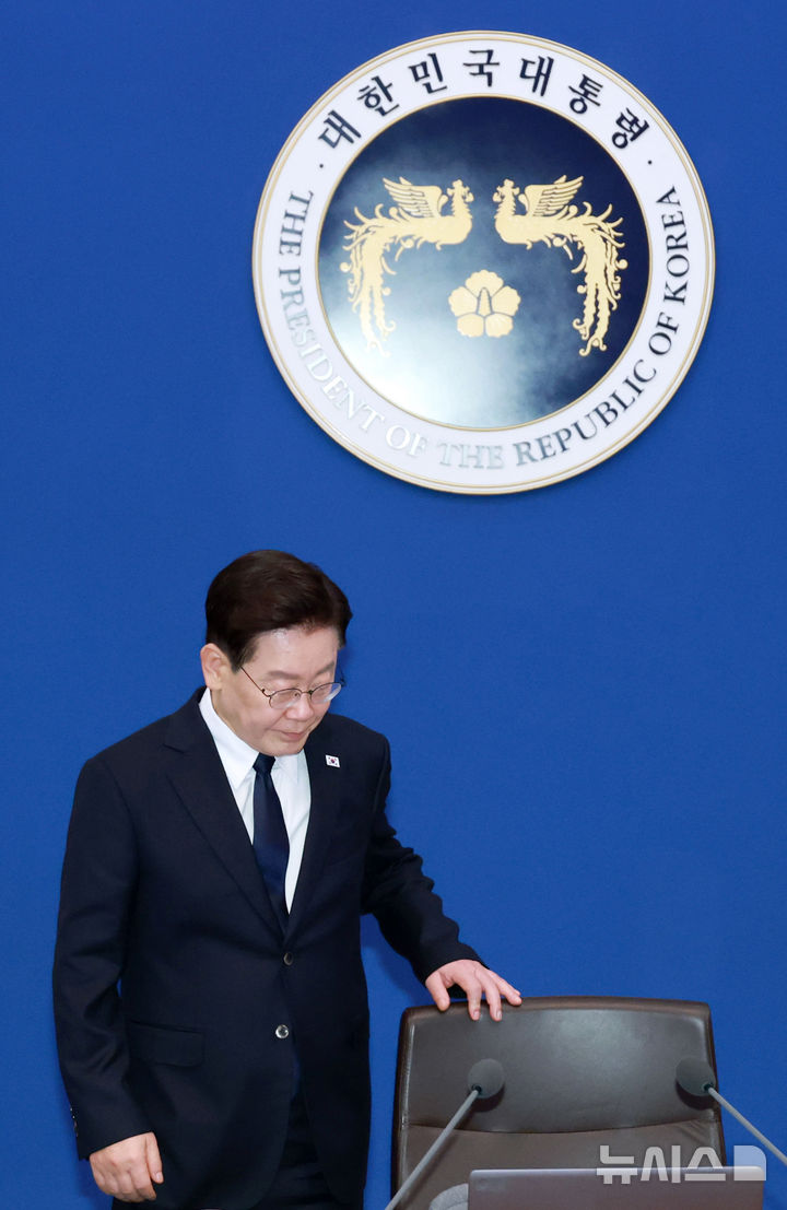 [서울=뉴시스] 조성봉 기자 = 이재명 대통령이 3일 청와대에서 열린 수석보좌관회의에서 강훈식 비서실장과 함께 자리에 앉고 있다. 2026.09.03. suncho21@newsis.com