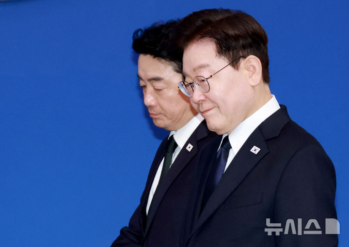 [서울=뉴시스] 조성봉 기자 = 이재명 대통령이 3일 청와대에서 열린 수석보좌관회의에서 강훈식 비서실장과 함께 입장하고 있다. 2026.09.03. suncho21@newsis.com