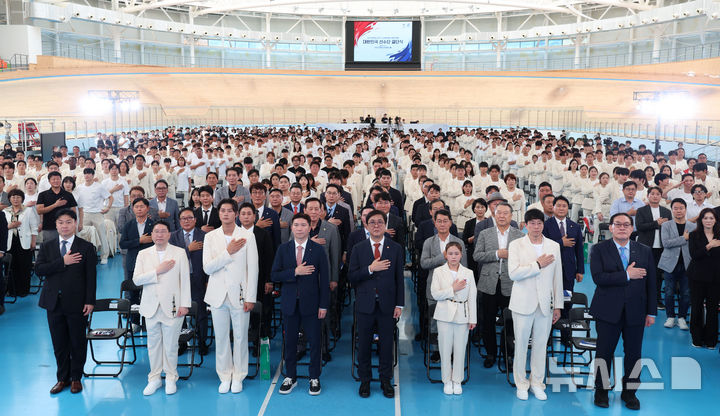 [진천=뉴시스] 이영환 기자 = 최휘영 문화체육관광부 장관과 유승민 대한체육회장 및 참석자들이 3일 오후 충북 진천국가대표선수촌 벨로드롬에서 열린 2026 아이치-나고야 하계아시아경기대회 대한민국 선수단 결단식에서 국민의례를 하고 있다. 2026.09.03. 20hwan@newsis.com