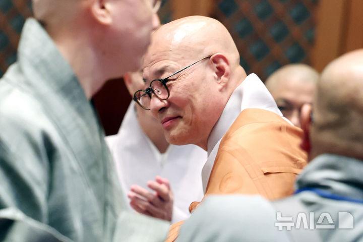 [서울=뉴시스] 박진희 기자 = 제38대 대한불교조계종 총무원장에 당선된 진우스님이 3일 서울 종로구 한국불교역사문화기념관 내 전통문화예술공연장에서 당선증 수여식에 참석하고 있다. 2026.09.03. pak7130@newsis.com