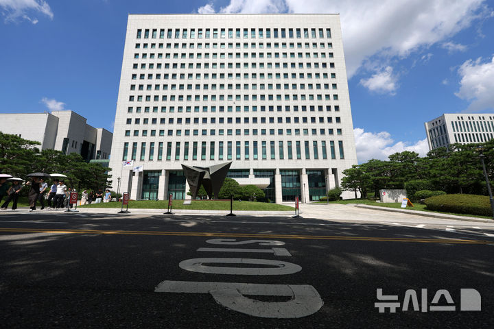 [서울=뉴시스] 홍효식 기자 = 정부가 2027년 상반기부터 법무부와 성평등부 등 수도권 소재 중앙행정기관의 세종 이전을 순차적으로 추진한다. 공소청·중수청과 경찰청 등 별도의 청사가 필요한 기관은 청사를 신축한 뒤 이전하기로 했다.사진은 정부의 2차 중앙행정기관 이전 추진 방향을 발표한 3일 서울 서초구 대검찰청 모습. 2026.09.03. yesphoto@newsis.com