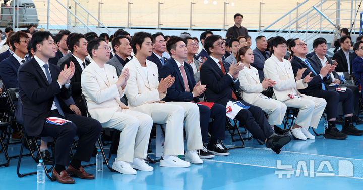 [진천=뉴시스] 이영환 기자 = 3일 오후 충북 진천국가대표선수촌 벨로드롬에서 열린 2026 아이치-나고야 하계아시아경기대회 대한민국 선수단 결단식에서 참석자들이 박수를 치고 있다. 왼쪽부터 원윤종, 이상현, 오상욱, 유승민, 최휘영, 여서정, 김효열, 하형주. 2026.09.03. 20hwan@newsis.com