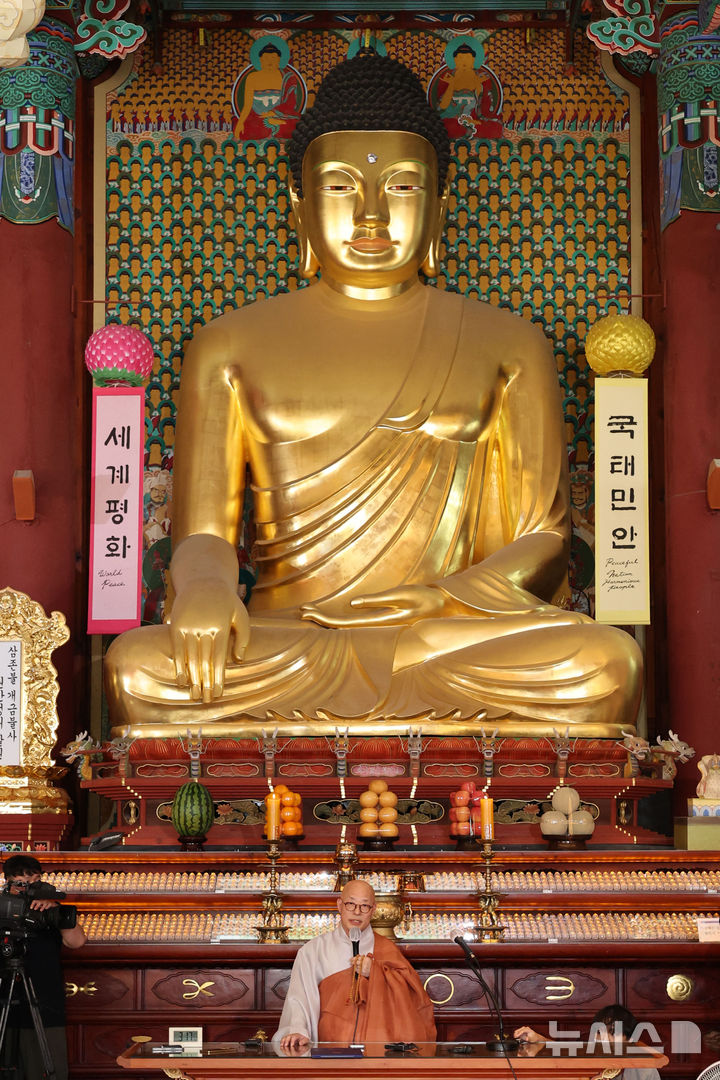 [서울=뉴시스] 권창회 기자 = 제38대 대한불교조계종 총무원장에 당선된 진우스님이 3일 서울 종로구 조계사 대웅전에서 고불식을 봉행한 후 소감을 전하고 있다. 2026.09.03. kch0523@newsis.com