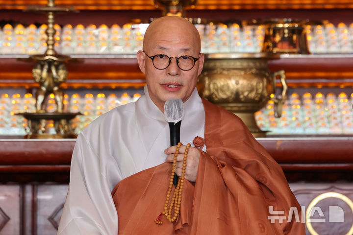 [서울=뉴시스] 권창회 기자 = 제38대 대한불교조계종 총무원장에 당선된 진우스님이 3일 서울 종로구 조계사 대웅전에서 고불식을 봉행한 후 소감을 전하고 있다. 2026.09.03. kch0523@newsis.com