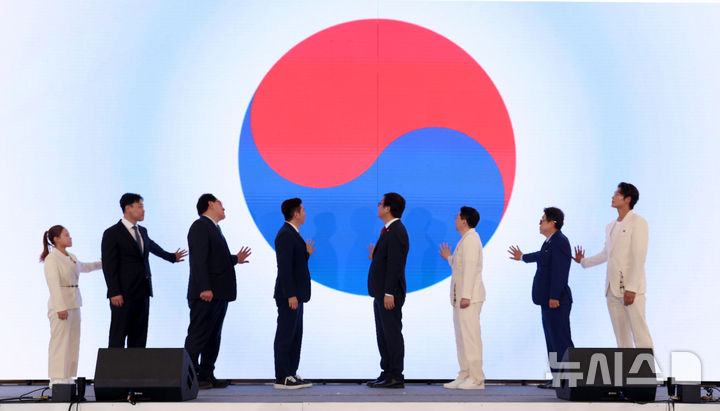 [진천=뉴시스] 이영환 기자 = 선수대표 여서정(왼쪽부터), 원윤종 IOC 위원, 하형주 서울올림픽기념국민체육진흥공단 이사장, 유승민 대한체육회장, 최휘영 문화체육관광부 장관, 이상현 선수단장, 정창훈 하계올림픽종목협의체장, 선수대표 오상욱이 3일 오후 충북 진천국가대표선수촌 벨로드롬에서 열린 2026 아이치-나고야 하계아시아경기대회 대한민국 선수단 결단식에서 선전 기원 세리머니를 하고 있다. 2026.09.03. 20hwan@newsis.com