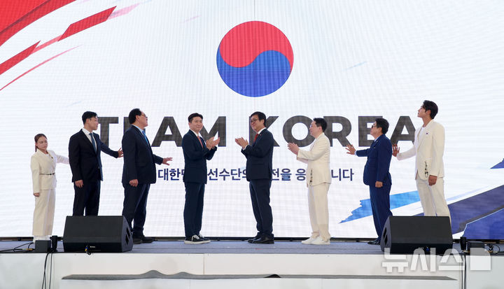[진천=뉴시스] 이영환 기자 = 선수대표 여서정(왼쪽부터), 원윤종 IOC 위원, 하형주 서울올림픽기념국민체육진흥공단 이사장, 유승민 대한체육회장, 최휘영 문화체육관광부 장관, 이상현 선수단장, 정창훈 하계올림픽종목협의체장, 선수대표 오상욱이 3일 오후 충북 진천국가대표선수촌 벨로드롬에서 열린 2026 아이치-나고야 하계아시아경기대회 대한민국 선수단 결단식에서 선전 기원 세리머니를 하고 있다. 2026.09.03. 20hwan@newsis.com