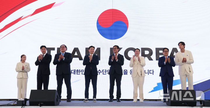 [진천=뉴시스] 이영환 기자 = 선수대표 여서정(왼쪽부터), 원윤종 IOC 위원, 하형주 서울올림픽기념국민체육진흥공단 이사장, 유승민 대한체육회장, 최휘영 문화체육관광부 장관, 이상현 선수단장, 정창훈 하계올림픽종목협의체장, 선수대표 오상욱이 3일 오후 충북 진천국가대표선수촌 벨로드롬에서 열린 2026 아이치-나고야 하계아시아경기대회 대한민국 선수단 결단식에서 선전 기원 세리머니를 하고 있다. 2026.09.03. 20hwan@newsis.com