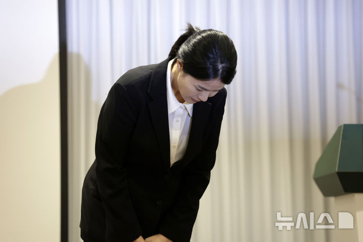 [서울=뉴시스] 최동준 기자 = 최주희 티빙 대표가 3일 서울 중구 코리아나호텔에서 개인정보 유출 사고와 관련해 공식 사과를 하고 있다. 2026.09.03. photocdj@newsis.com