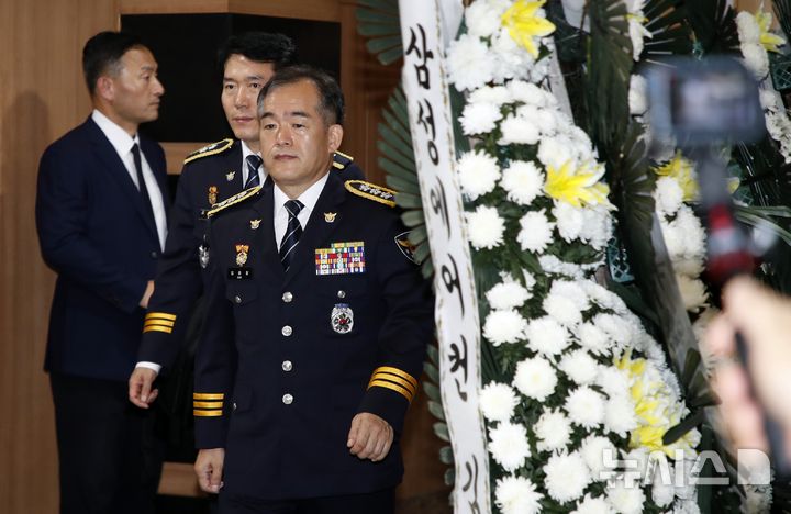 [제주=뉴시스] 우장호 기자 = 김종철(경찰청 차장) 신임 경찰청장 직무대행이 3일 오후 '실종신고 허위 종결' 관련 사망자의 빈소가 마련된 제주시내 한 장례식장에서 조문을 마친 후 이동하고 있다. 2026.09.03. woo1223@newsis.com