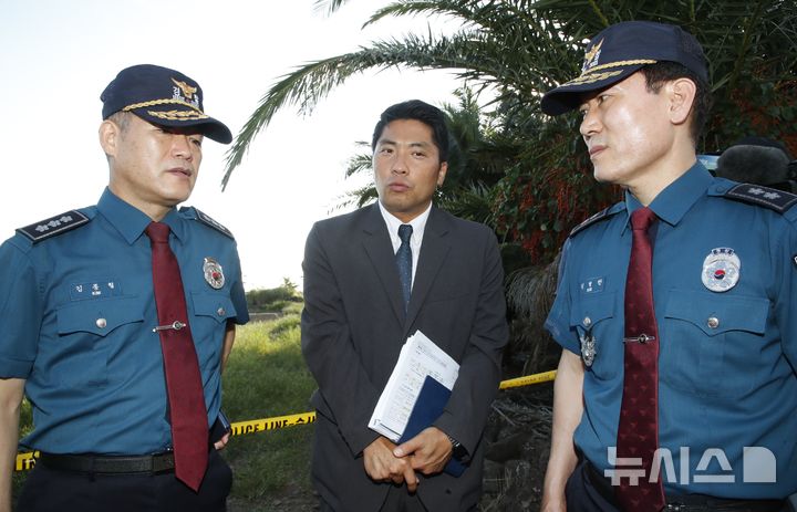 [제주=뉴시스] 우장호 기자 = 4일 뉴시스 취재에 따르면 경찰청은 이달 초 이 같은 내용을 담은 '지역경찰 실종업무 개선사항'을 전국 시도경찰청에 하달했다. 사진은 김종철(경찰청 차장·왼쪽) 신임 경찰청장 직무대행과 김병찬(치안감) 신임 제주경찰청장이 3일 오후 '실종신고 허위 종결' 관련 사망자 장모(30대·여)씨의 시신이 발견된 제주시 한림읍의 한 야자수 농장 현장을 둘러보고 있는 모습. 2026.09.03. woo1223@newsis.com