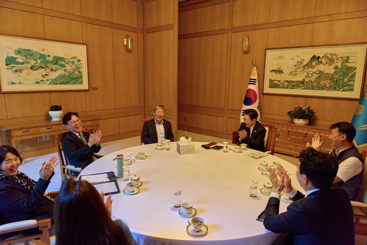 [서울=뉴시스] 조성봉 기자 = 이재명 대통령이 3일 청와대에서 양대노총 위원장과 메가프로젝트 등 최근 노동현안과 사회적 대화 추진 관련 차담회 중 김동명 한국노총 위원장의 생일을 축하하고 있다. 시계방향으로 이 대통령, 양경수 민주노총 위원장, 강훈식 비서실장, 강유정 수석대변인, 김경자 사회수석, 김영훈 고용노동부 장관, 김동명 한국노총 위원장. (사진=청와대 제공) 2026.09.03. photo@newsis.com *재판매 및 DB 금지