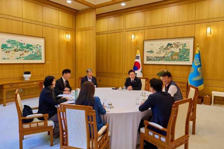 [서울=뉴시스] 조성봉 기자 = 이재명 대통령이 지난 3일 청와대에서 김동명 한국노동조합총연맹 위원장, 양경수 전국민주노동조합총연맹 위원장과 메가프로젝트 등 최근 노동현안과 사회적 대화 추진 관련 차담회를 하고 있다.시계방향으로 이 대통령, 양경수 민주노총 위원장, 강훈식 비서실장, 강유정 수석대변인, 김경자 사회수석, 김영훈 고용노동부 장관, 김동명 한국노총 위원장. (사진=청와대 제공) 2026.09.03. photo@newsis.com *재판매 및 DB 금지