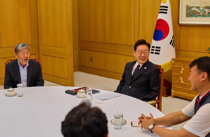 [서울=뉴시스] 조성봉 기자 = 이재명 대통령이 3일 청와대에서 김동명 한국노동조합총연맹 위원장, 양경수 전국민주노동조합총연맹 위원장과 메가프로젝트 등 최근 노동현안과 사회적 대화 추진 관련 차담회를 하고 있다.(사진=청와대 제공) 2026.09.03. photo@newsis.com *재판매 및 DB 금지
