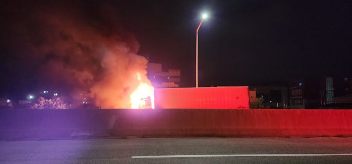 [울산=뉴시스] 4일 오전 3시9분께 울주군 삼남면 교동리 경부고속도로 하행선 39.3㎞ 지점에서 4.5t 트럭이 13t 트럭을 추돌하는 사고가 발생했다. (사진=울산소방본부 제공) 2026.09.04. photo@newsis.com *재판매 및 DB 금지