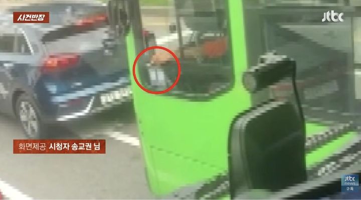 [서울=뉴시스] 승객이 탑승한 버스 안에서 운전기사가 담배를 피우는 모습이 공개됐다. (사진 출처=JTBC '사건반장' 캡처)