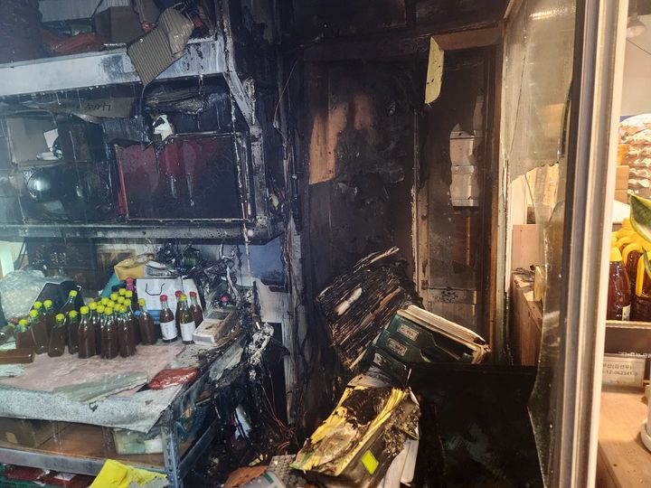 [부산=뉴시스] 3일 오후 부산 해운대구 반여농산물도매시장의 한 점포에서 불이 났다. (사진=부산소방재난본부 제공) 2026.09.04. photo@newsis.com *재판매 및 DB 금지