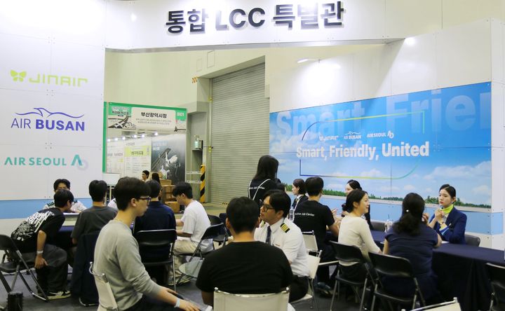 [부산=뉴시스] 에어부산이 지난 2일부터 3일까지 부산 벡스코에서 열린 ‘2026 항공산업 커리어 엑스포 in 부산’에서 진에어, 에어서울과 함께 ‘통합 LCC 특별관’을 운영하며 구직자들에게 취업 상담을 진행하고 있다. (사진=에어부산 제공) 2026.09.04. photo@newsis.com *재판매 및 DB 금지