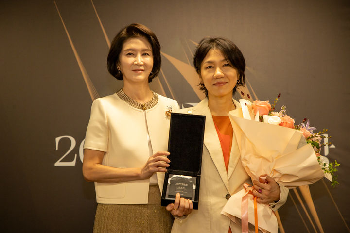 [서울=뉴시스] 우현희 호반문화재단 이사장(왼쪽)과 이수경 작가가 지난 3일 서울 종로구 세종문화회관 미술관에서 열린 '2026 호반미술상' 시상식에서 기념촬영을 하는 모습. (사진=호반건설 제공) 2026.09.04. photo@newsis.com *재판매 및 DB 금지