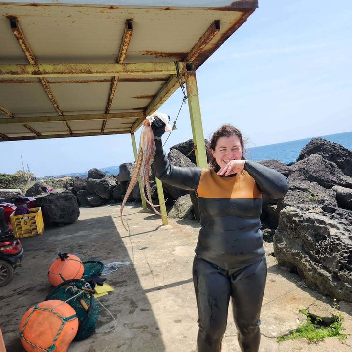 [제주=뉴시스] 이시현 인턴기자 = 해녀 면허를 보유한 유일한 외국인인 카일리 겐터 (제공=인스타그램 캡처) 2026.09.04. *재판매 및 DB 금지