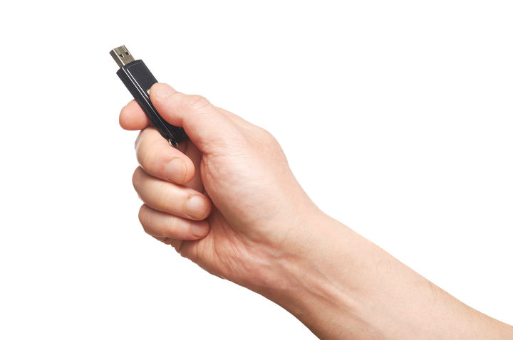 [서울=뉴시스] USB 기기를 컴퓨터에 천천히 꽂으면 전송 속도가 느린 USB 2.0으로 인식될 수 있다는 사실이 알려져 화제가 됐다. (사진=유토이미지)