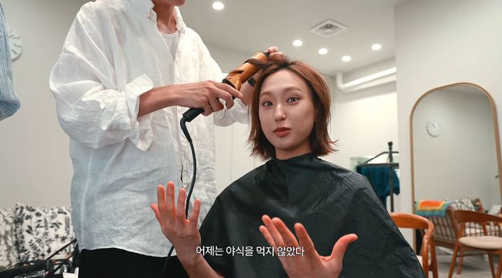 [서울=뉴시스] 배우 류혜영이 화보 촬영 전에는 부기를 빼기 위해 야식을 피한다고 밝혔다. (사진=류혜영 유튜브 채널 캡처)