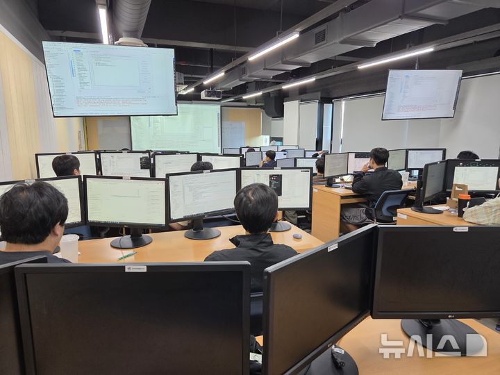 [전주=뉴시스]윤난슬 기자 = LX공사는 LX공간정보아카데미가 '2026년 국가인적자원개발컨소시엄 베스트 오브 챔프 시상식'에서 최우수(S등급) 공동훈련센터로 선정됐다고 4일 밝혔다. (사진=LX공간정보아카데미 제공) photo@newsis.com 