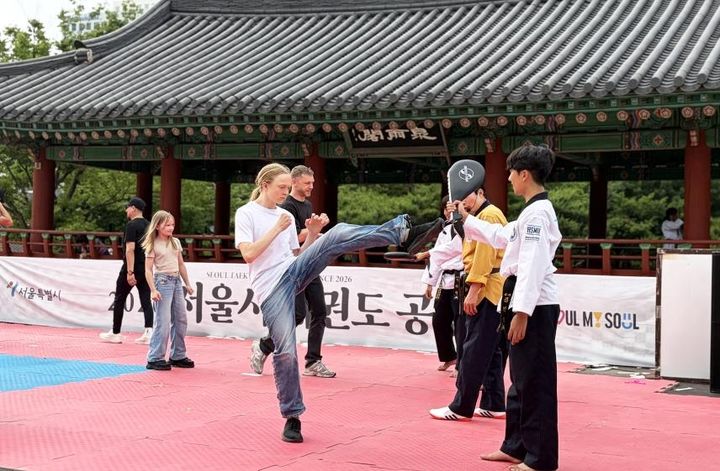 [서울=뉴시스]2026년 상반기 외국인 태권도 체험 프로그램. (사진=서울시 제공) 2026.09.04. photo@newsis.com *재판매 및 DB 금지
