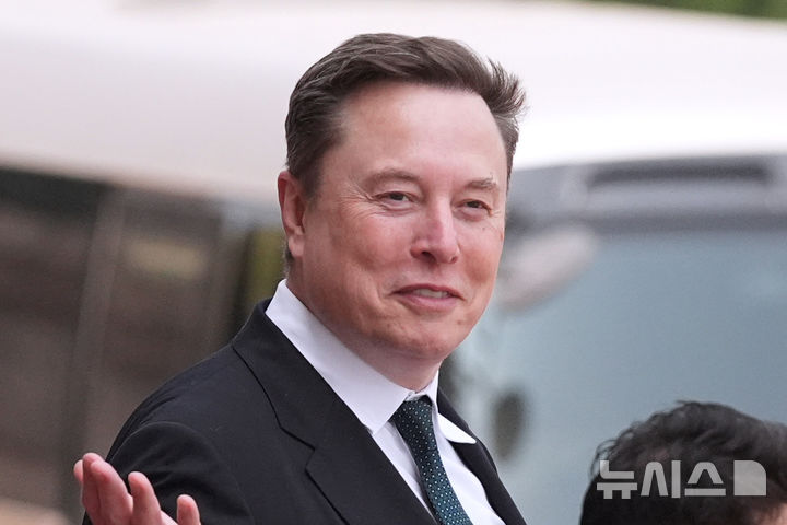 [베이징=AP/뉴시스] 3일(현지시간) CBS뉴스와 포브스 등에 따르면 미국 공화당의 주요 후원자인 일론 머스크 테슬라·스페이스X 최고경영자(CEO)가 올해 중간선거 지원에 본격적으로 나섰다. 사진은 머스크가 올해 5월14일 중국 베이징 인민대회당에서 열린 도널드 트럼프 미국 대통령과 시진핑 중국 국가주석의 환영식에 참석한 뒤 떠나는 모습. 2026.09.04.
