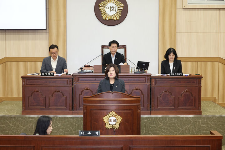 [울산=뉴시스] 유봉선 예산결산특별위원회 위원장이 4일 동구의회 의사당에서 열린 제237회 임시회에서 올해 제1회 추가경정예산안 심사보고서를 낭독하고 있다. (사진=동구의회 제공) 2026.09.04. photo@newsis.com *재판매 및 DB 금지