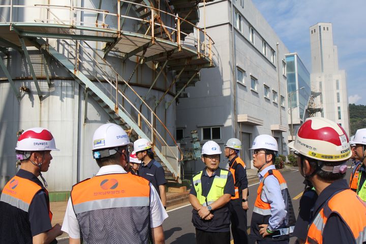 [세종=뉴시스]서성재 남부발전 기술안전부사장(오른쪽 두 번째 주황색 조끼)이 남제주빛드림본부를 방문해 안전경영을 실시하고 있다.(사진= 남부발전 제공) *재판매 및 DB 금지