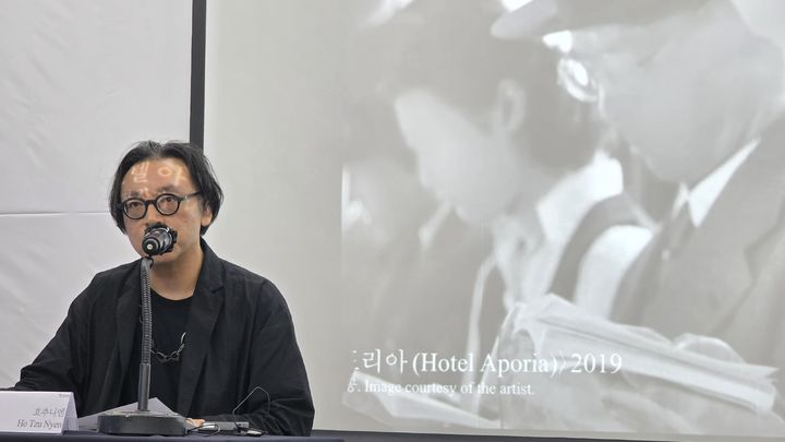 [사진=박현주 미술전문기자]4일 호추니엔 광주비엔날레 예술감독이 제16회 광주비엔날레에 대해 설명하고 있다. 2026.09.04. hyun@newsis.com *재판매 및 DB 금지