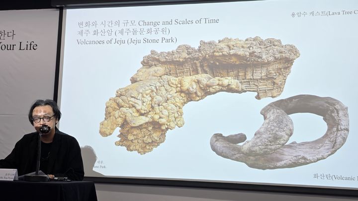 [사진=박현주 미술전문기자]4일 호추니엔 예술감독이 광주비엔날레 전시 설명을 하고 있다.2026.09.04. hyun@newsis.com *재판매 및 DB 금지